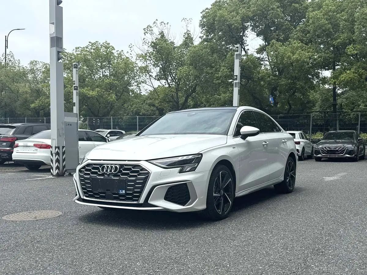 Audi A3 L limousine 1.4 TFSI / 35 TFSI stylish sporty 2021 из Китая